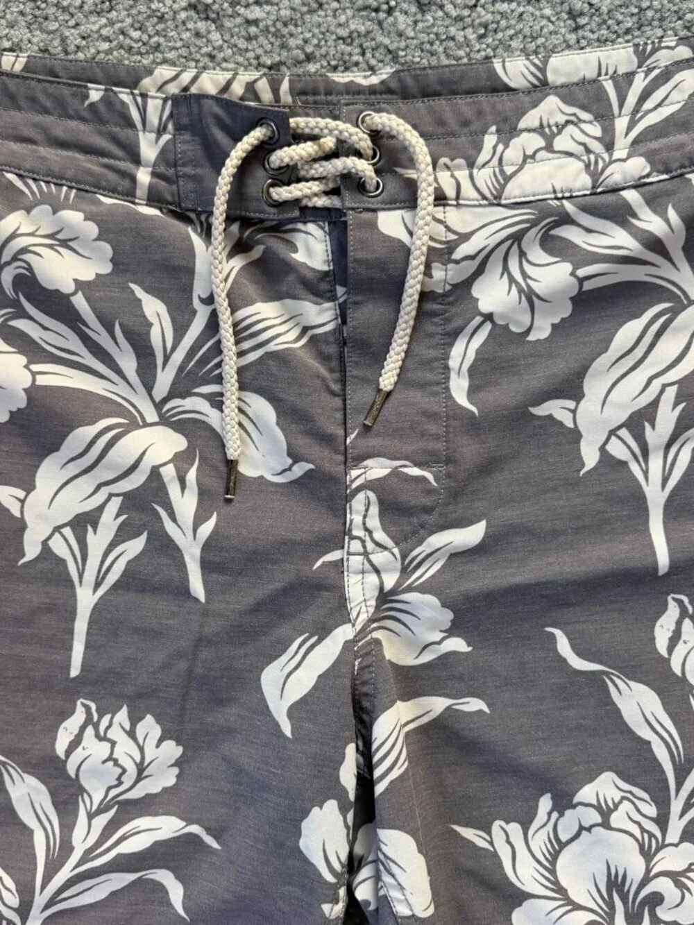 Faherty Classic Board Shorts in the Cream Ash Floral Print - Men's Size 35- EUC